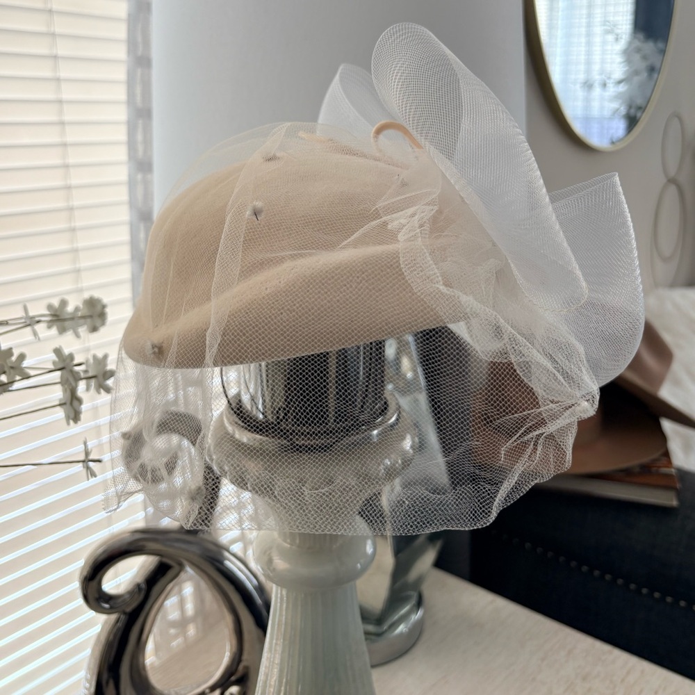 VTG Betmar Ivory Wool Fascinator Mesh Veil Hat - Picture 2 of 14